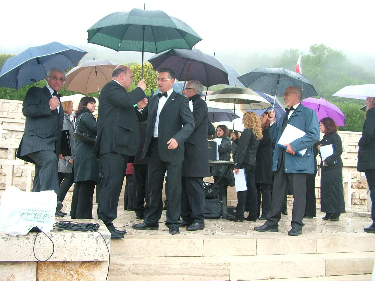Onori ai caduti Polacchi presso il Cimitero Polacco di Montecassino
