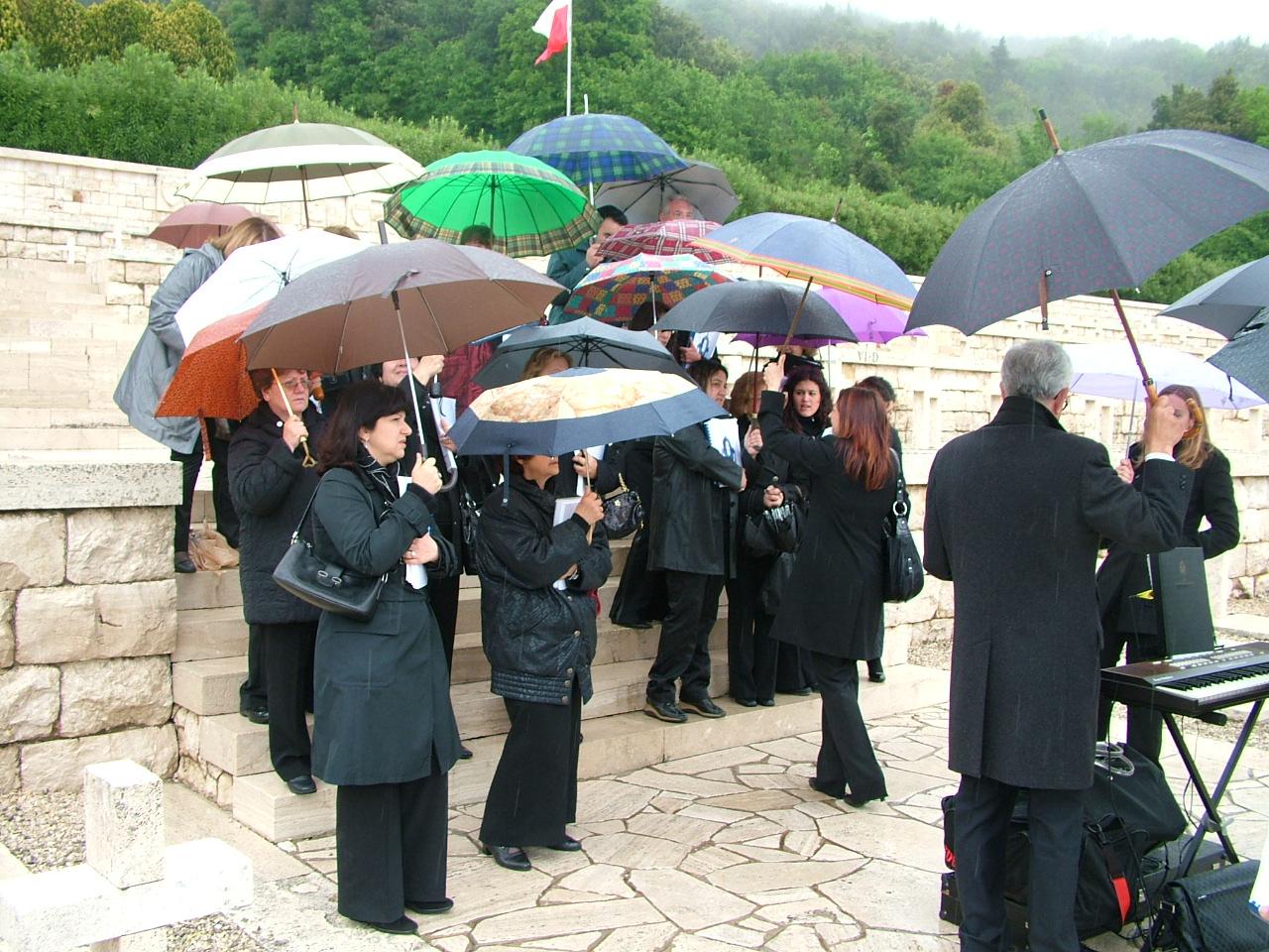 Onori ai caduti Polacchi presso il Cimitero Polacco di Montecassino